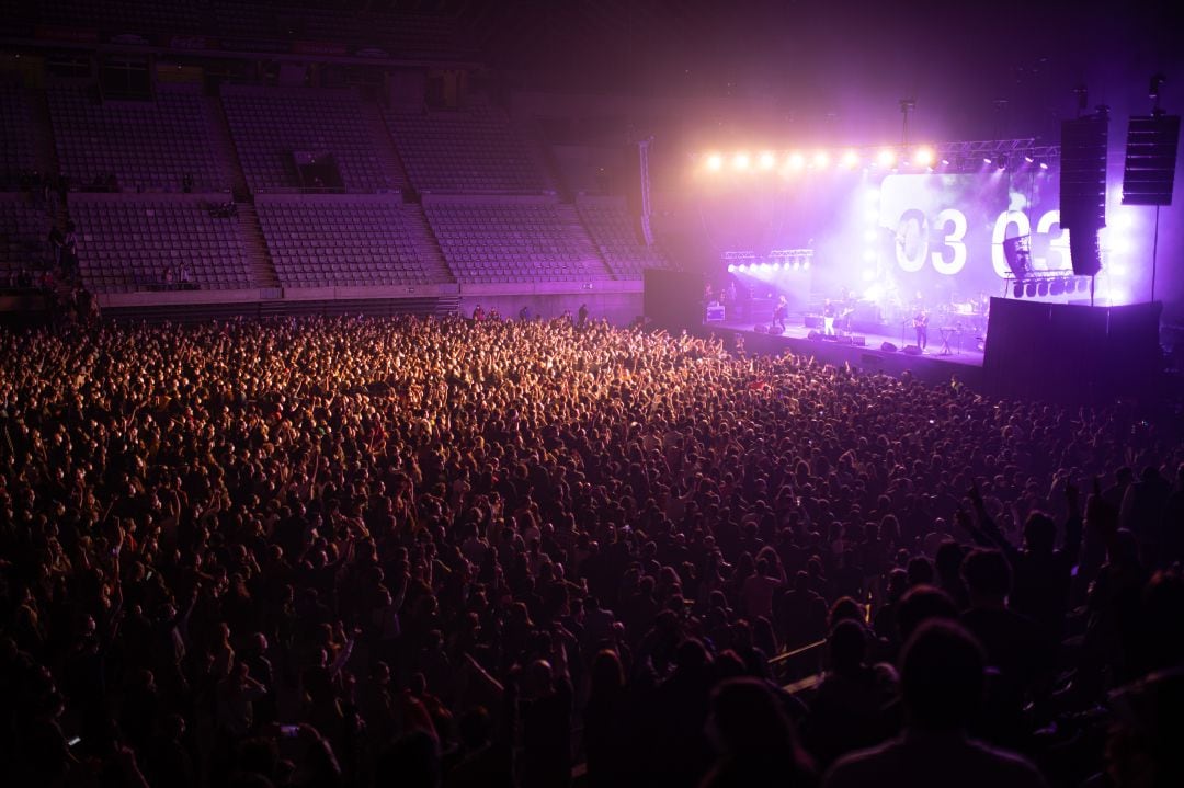 Imagen del público durante el concierto sin distancia de Love of Lesbian en Barcelona