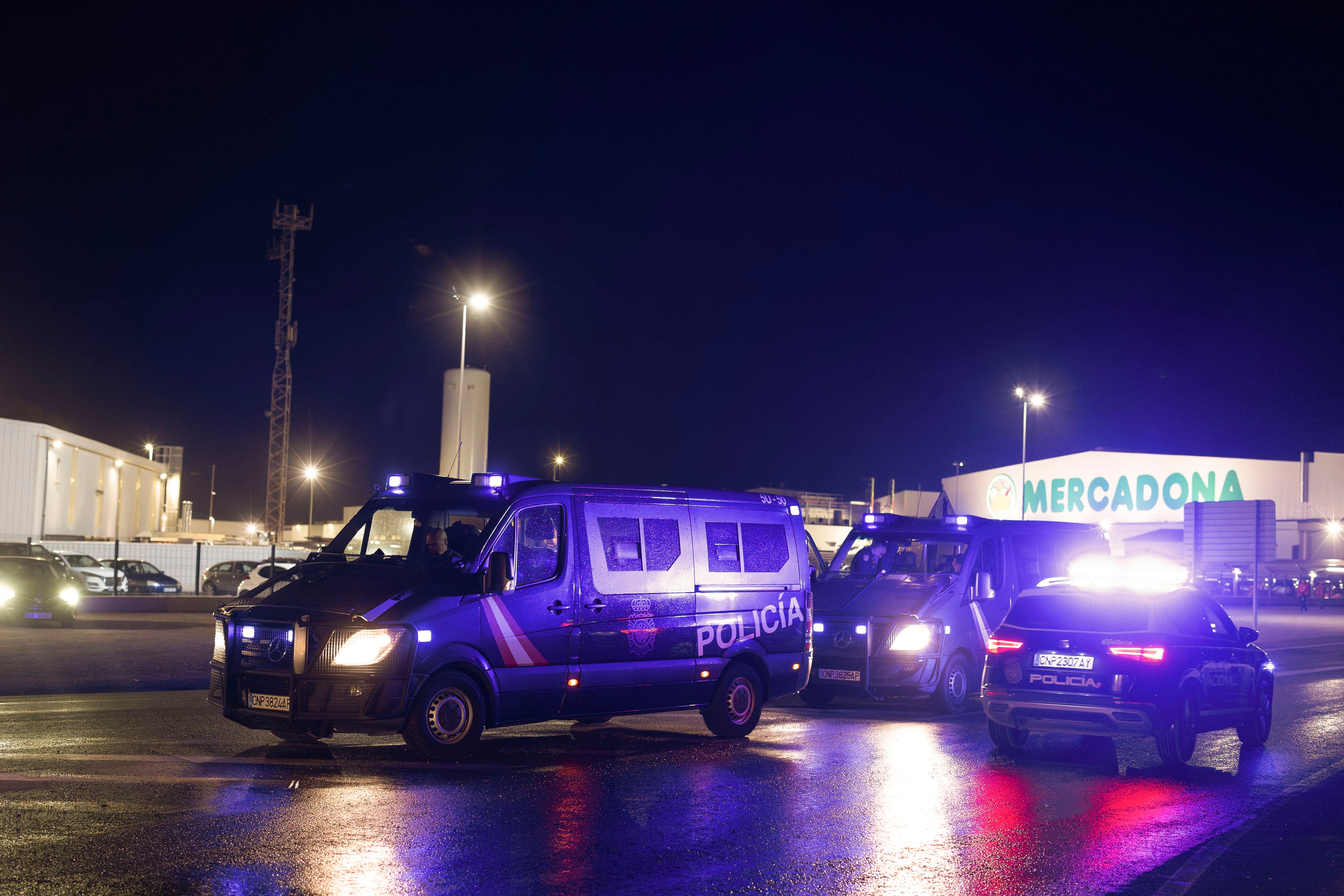 ANTEQUERA (MÁLAGA), 08/02/2024.- La Policía Nacional se marcha del centro logístico de Antequera donde se han llegado a concentrar hoy jueves unas 200 personas en apoyo a los agricultores y ganaderos. EFE/Carlos Díaz.
