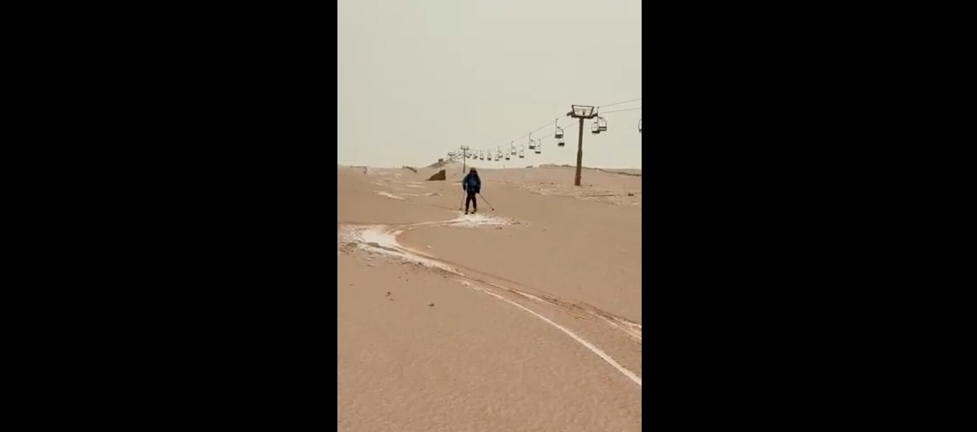 El joven bajando por una de las pistas de Valesquí, cubierta por el polvo sahariano