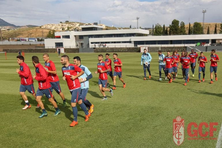 Entrenamiento de la primera plantilla del Granada CF en su Ciudad Deportiva