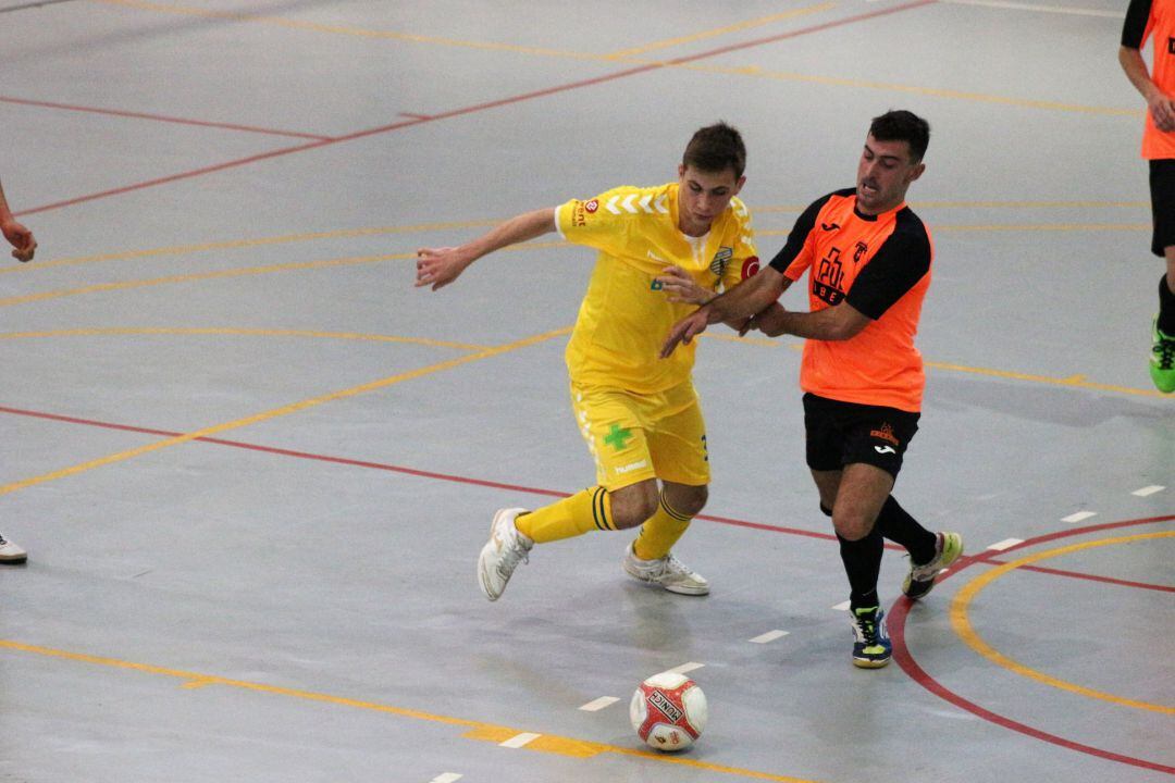 Jugador del Mar Dénia pugnando por la pelota.