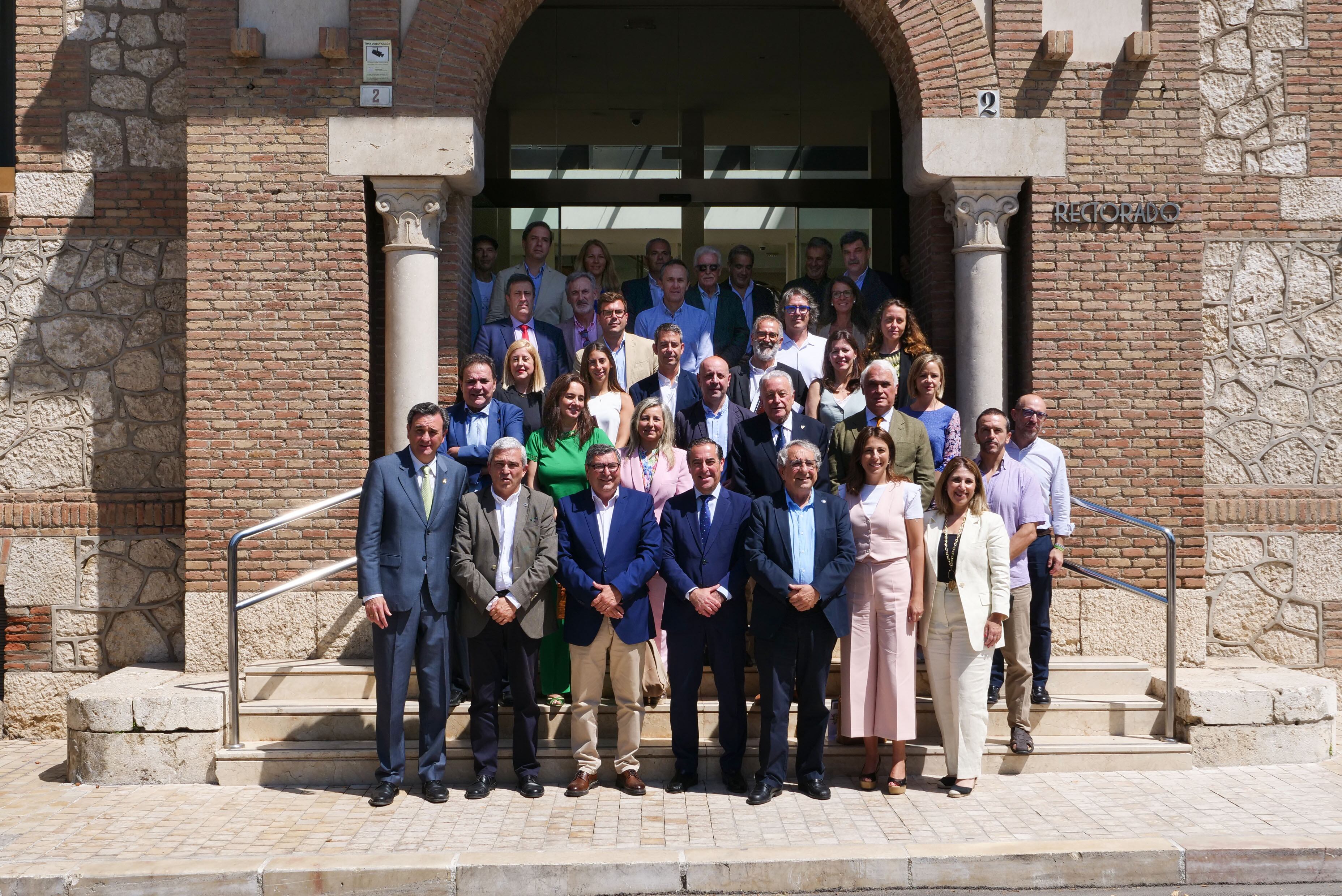 Reunión durante la presentación de los cursos de verano de la UMA