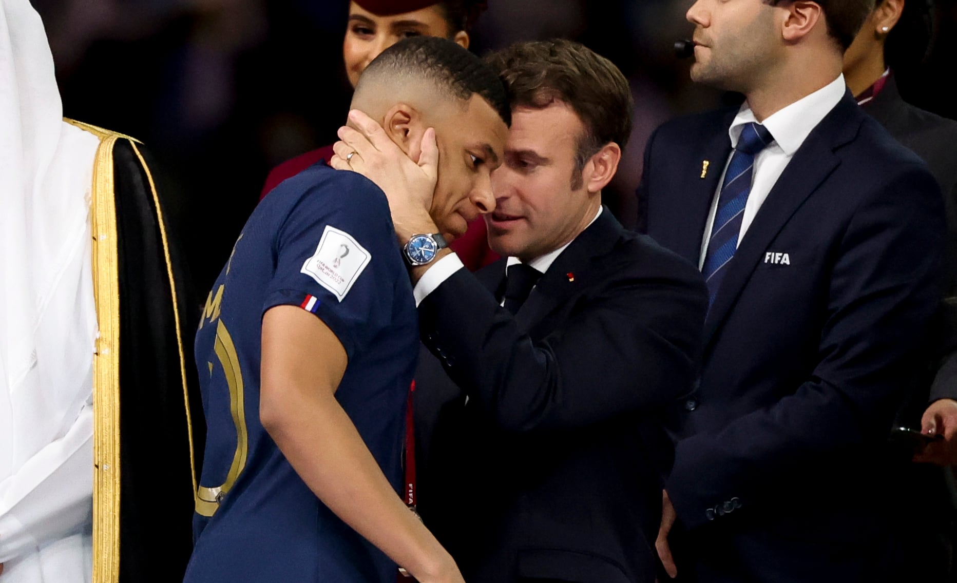 Macron consuela a Kylian Mbappé tras la final del mundial de Qatar 2022. (Photo by Jean Catuffe/Getty Images)