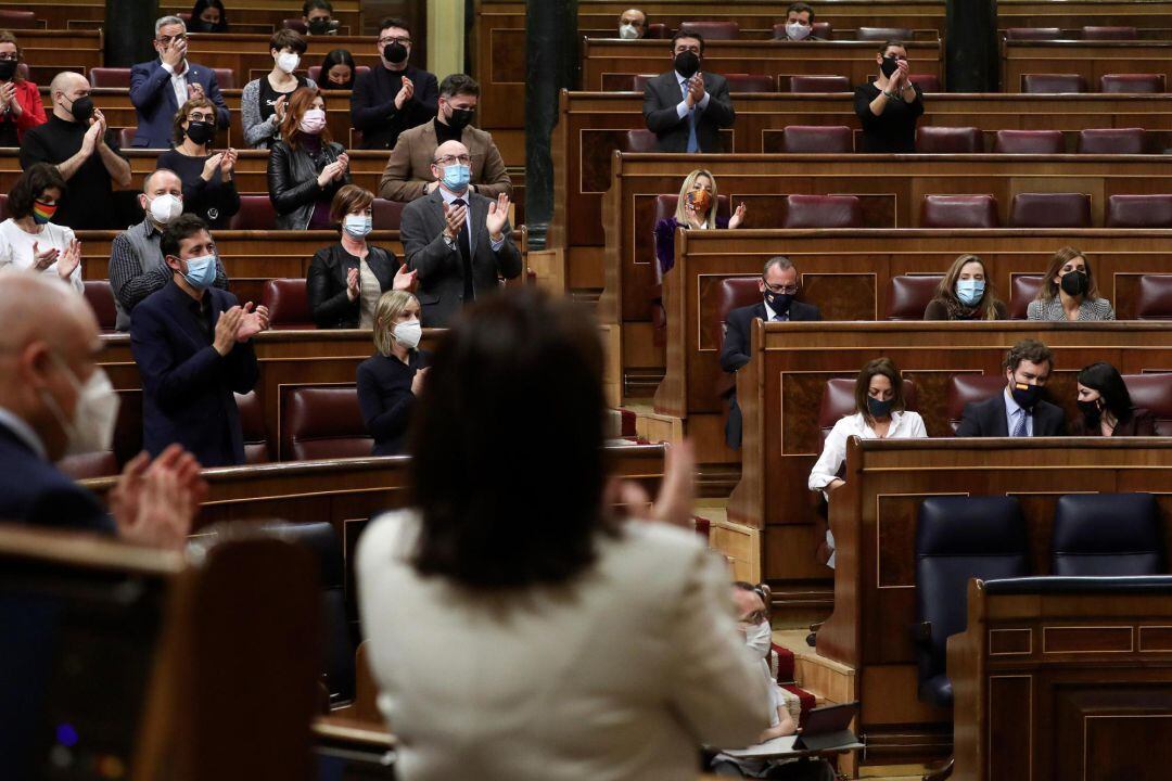 Parlamentarios aplauden durante el pleno del Congreso de los Diputados, este martes en Madrid