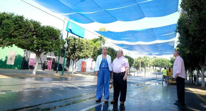La Concejala de Fiestas, Teresa Porras y el Presidente de las Peñas, Miguel Carmona, visitando el recinto ferial