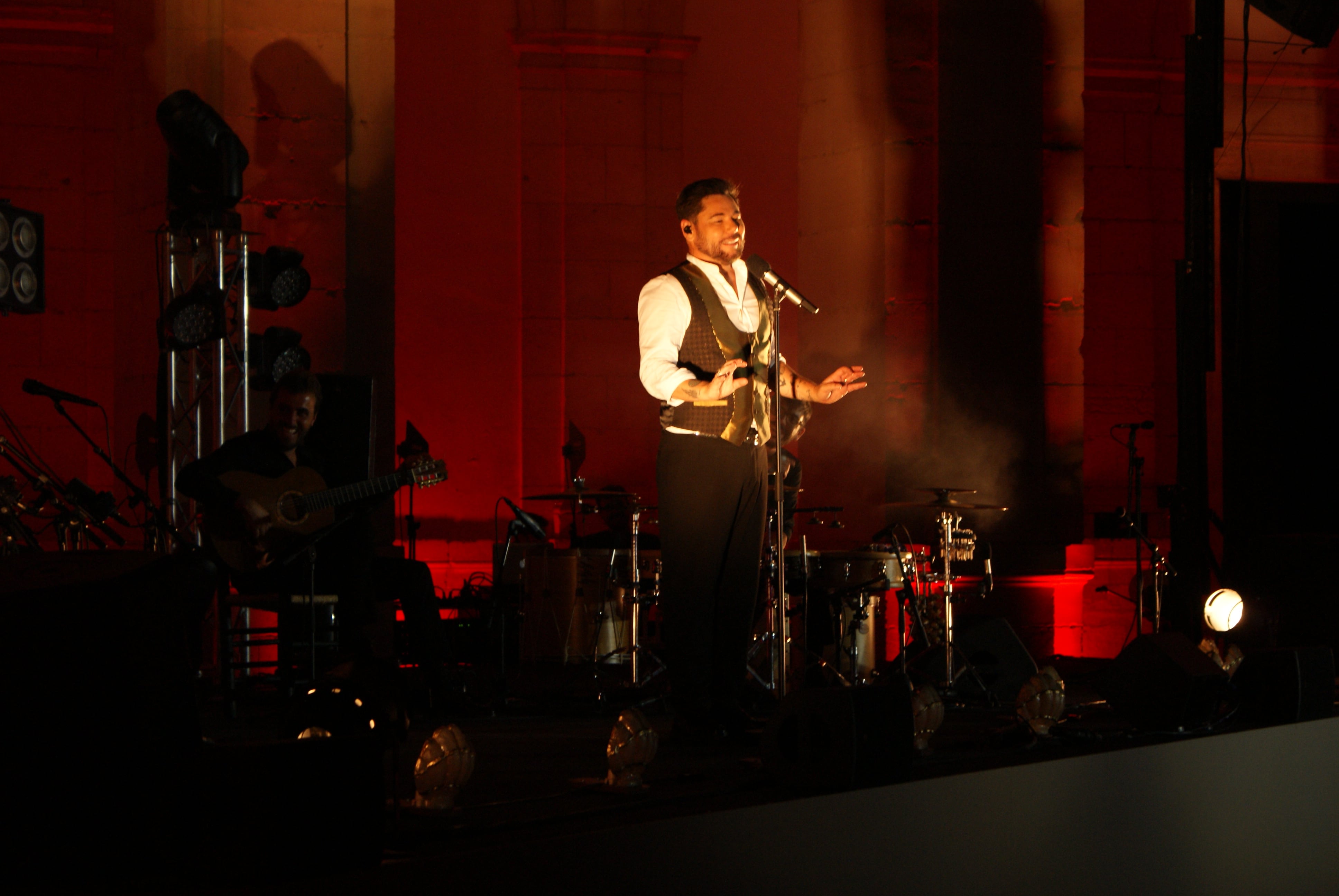 Miguel Poveda anoche en &quot;UclÉS Musica 2024&quot; en el patio barroco del Monasterio de Uclés (Cuenca)ONY DSC