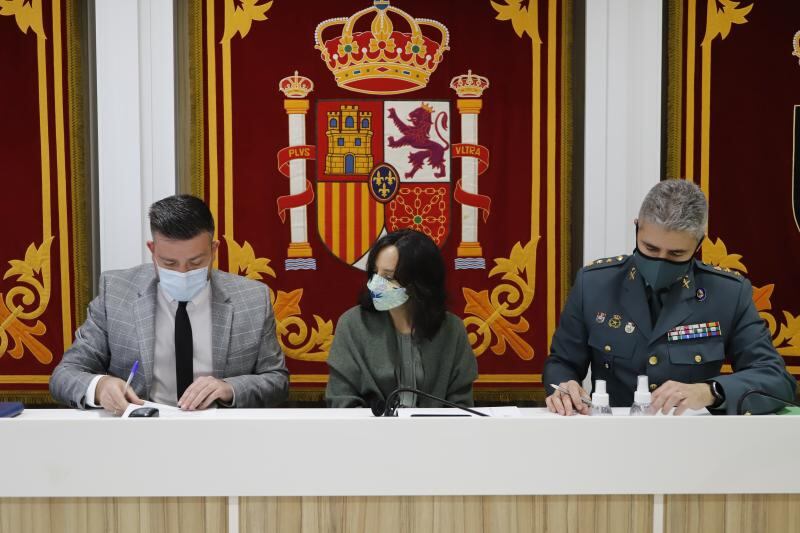 El alcalde, Rafael Martínez, y la delegada del Gobierno en Madrid, Mercedes González, han firmado la cesión del nuevo cuartel de la Guardia Civil