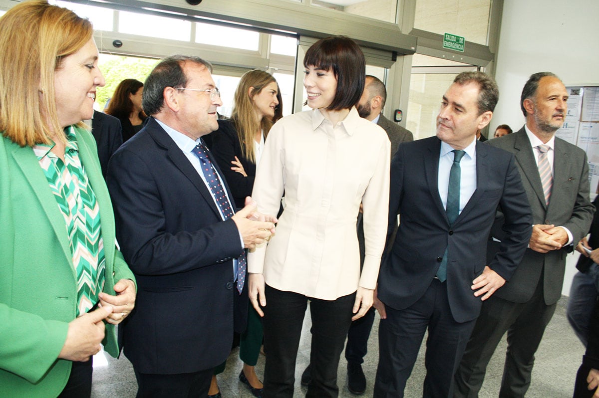 Diana Morant conversa con el alcalde de Puertollano, Adolfo Muñiz