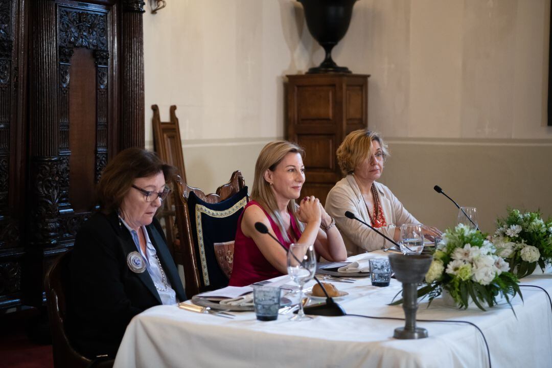 La escritora Eva García Sáenz de Urturi, ganadora del Premio Planeta 2020, en Santiago de Compostela.