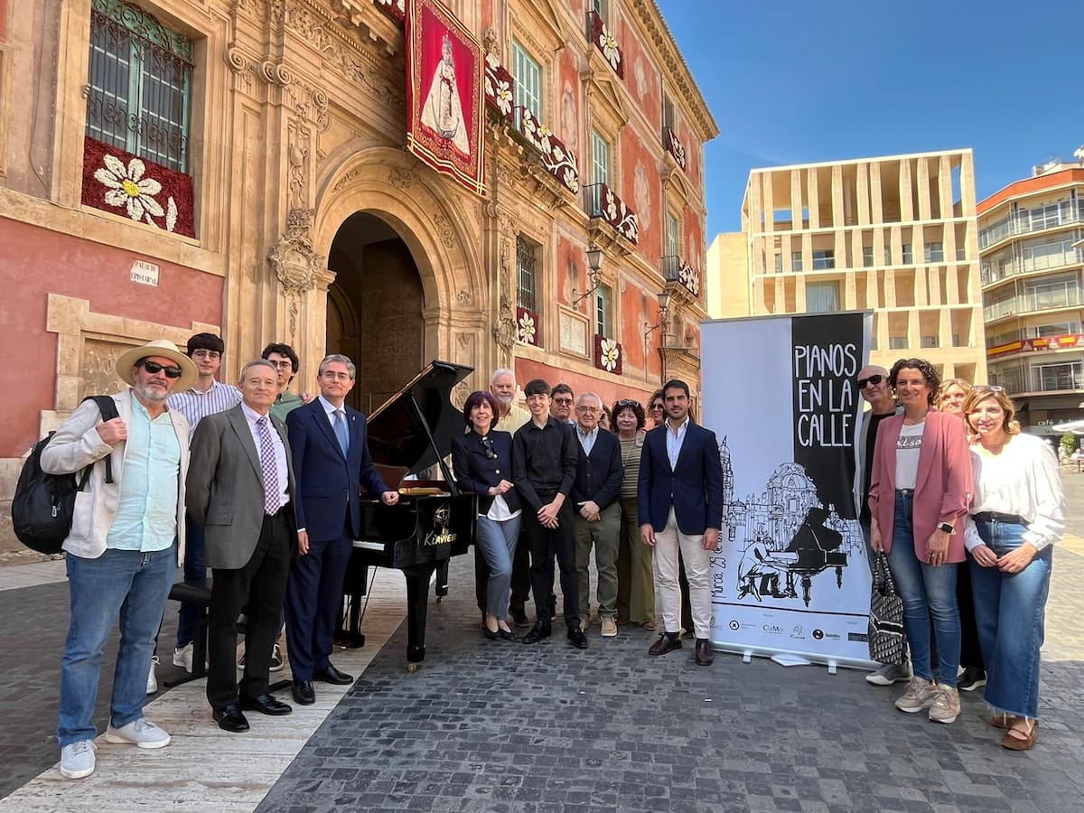 Uno de los 'Pianos en la calle' que se podrá tocar en Murcia será el utilizado por Elton John en Estados Unidos