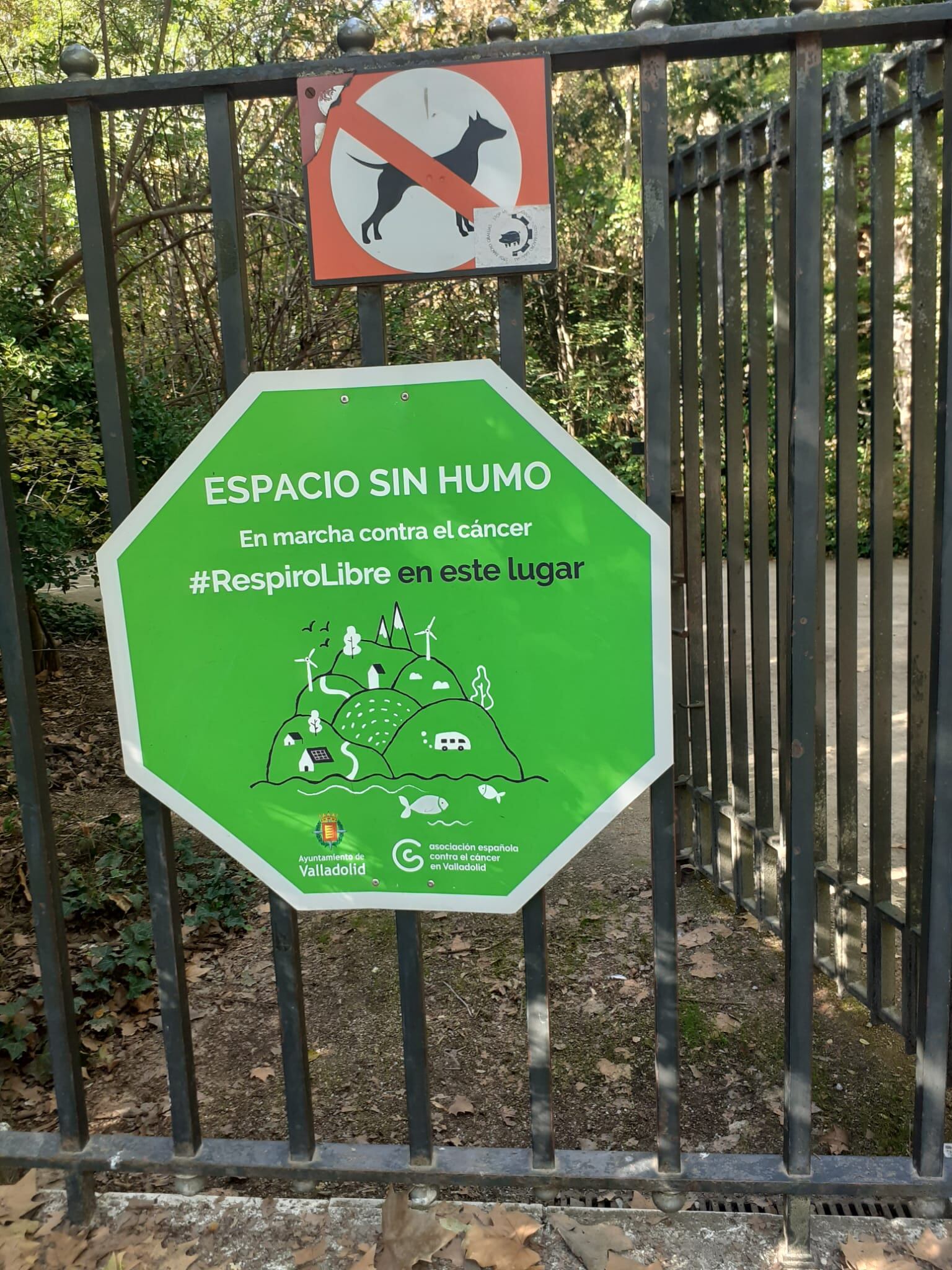 Cartel en la entrada del Campo Grande, en Valladolid