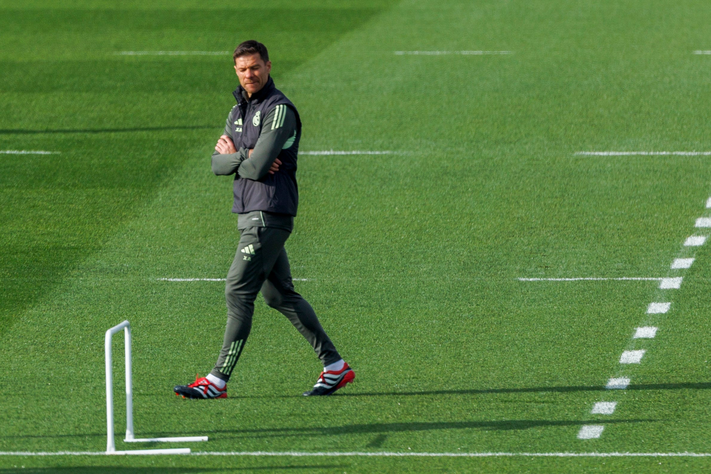 El entrenador del Real Madrid, Xabi Alonso, durante un entrenamiento