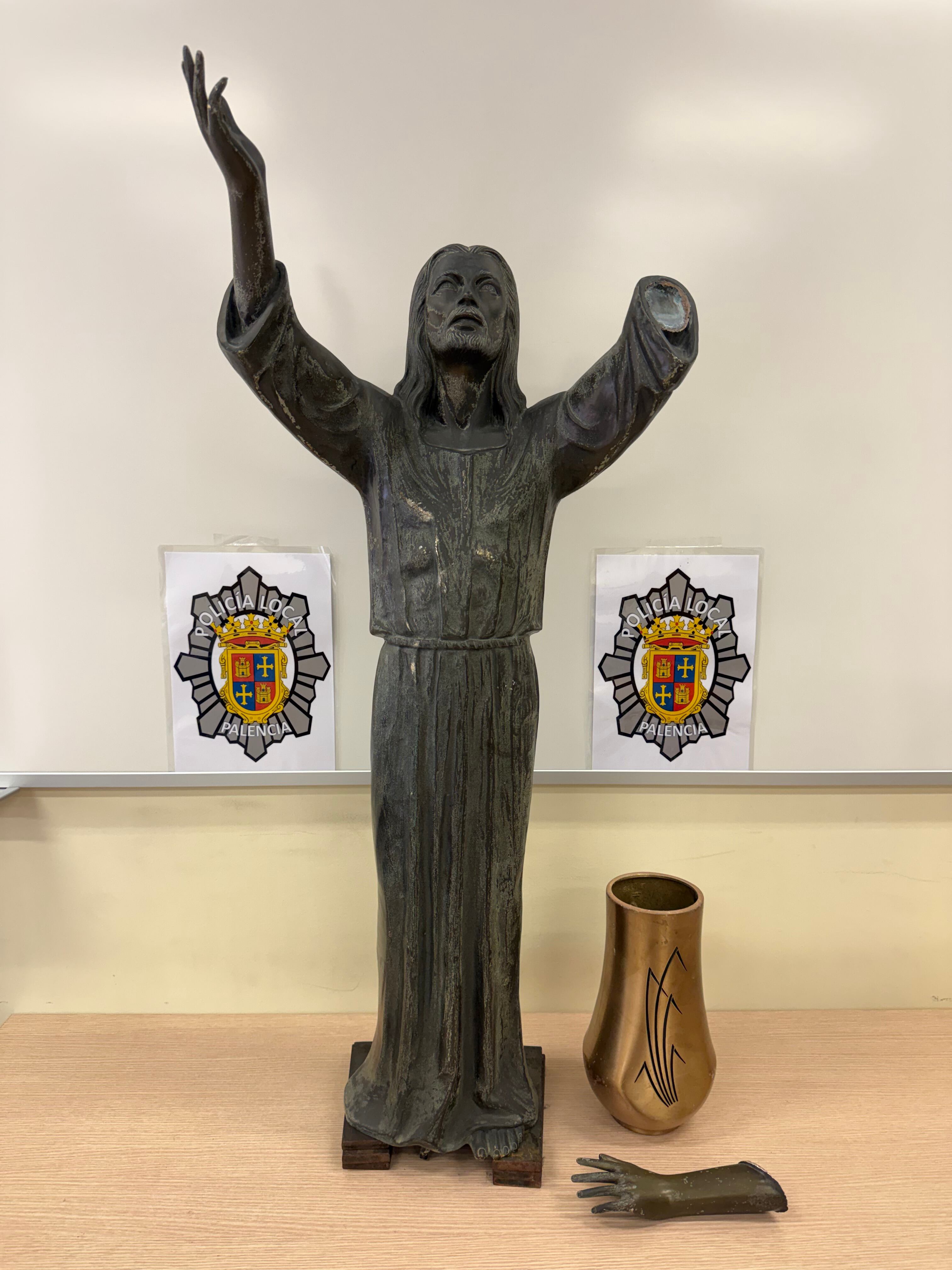 Imagen completa de la talla del Cristo sustraído