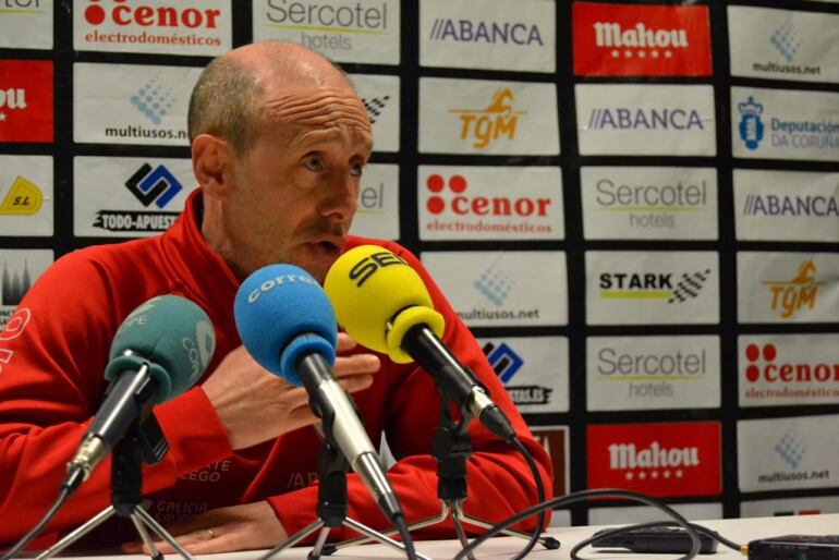 Santi Valladares, entrenaor del Santiago Futsal, esta mañana en la última rueda de prensa de la temporada