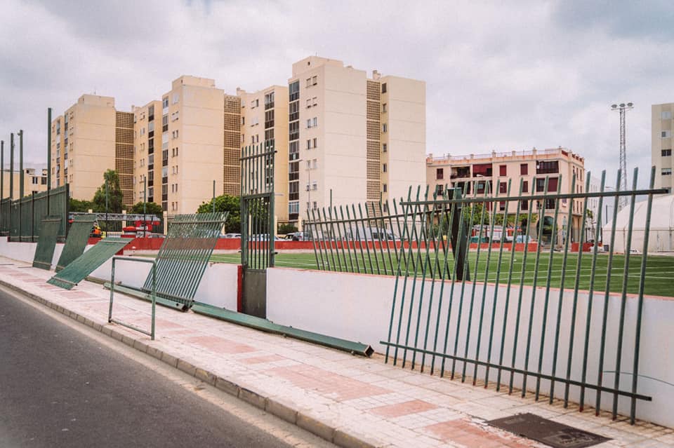 Imagen de la sustitución del vallado del campo municipal José Díaz Contreras de Arrecife.