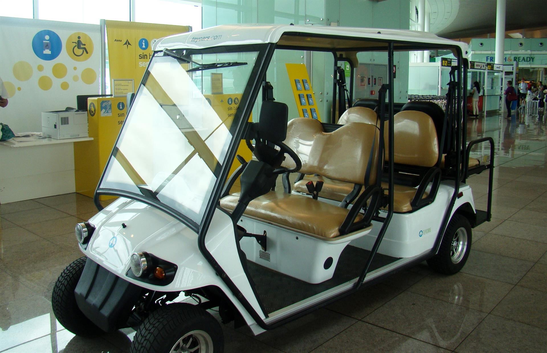 Archivo - Vehículo eléctrico de atención a personas con movilidad reducida de un aeropuerto. - AENA - Archivo