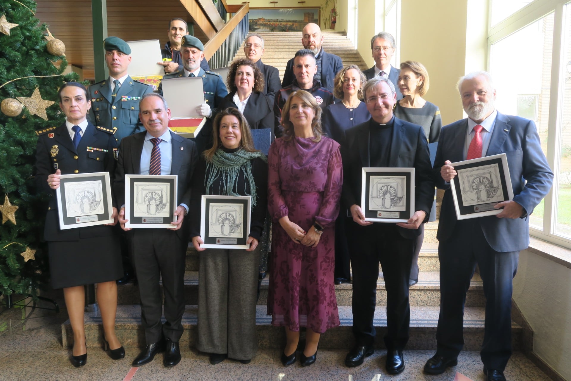 La subdelegada del gobierno, Ana López, con los premiados y premiadas.