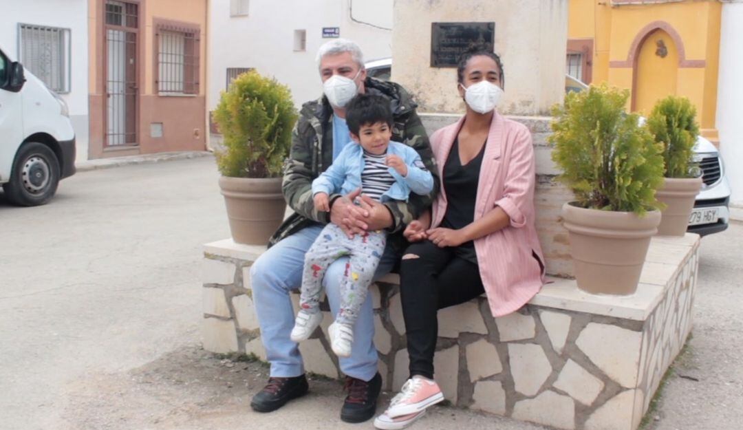 Gustavo y Estela, con su hijo, el pasado 23 de abril cuando llegaron a Torrubia del Campo (Cuenca).