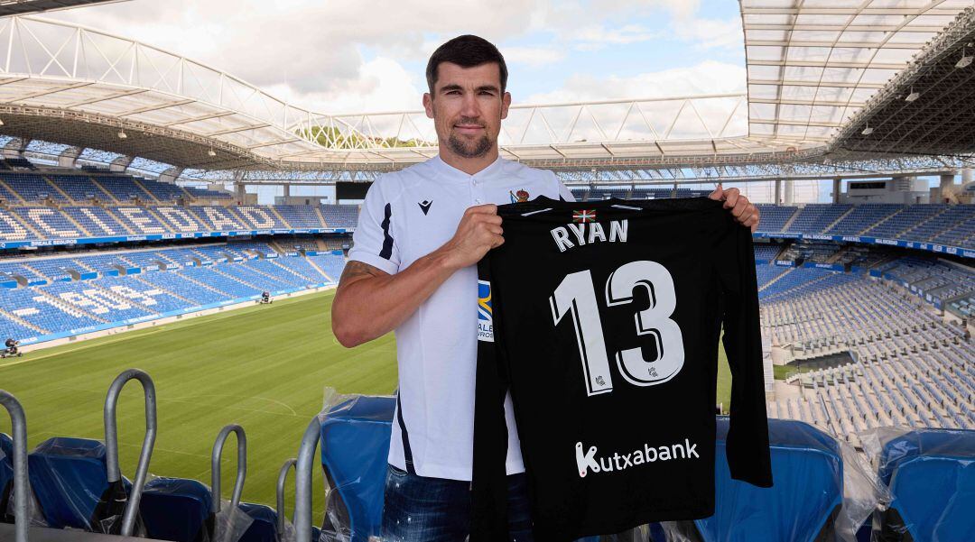 Ryan posa con su nueva camiseta en el Reale Arena. Portará el 13 en la Real