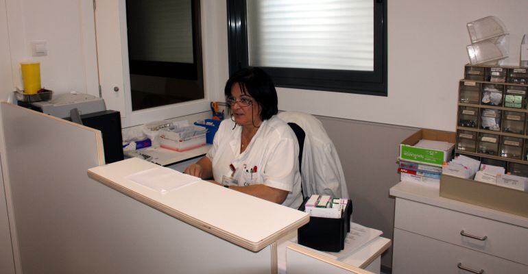 Una treballadora assaguda en un taulell de dispensa de metadona del Servei d'Atenció i Seguiment de les Drogodependències de l'Hospital Santa Maria de Lleida