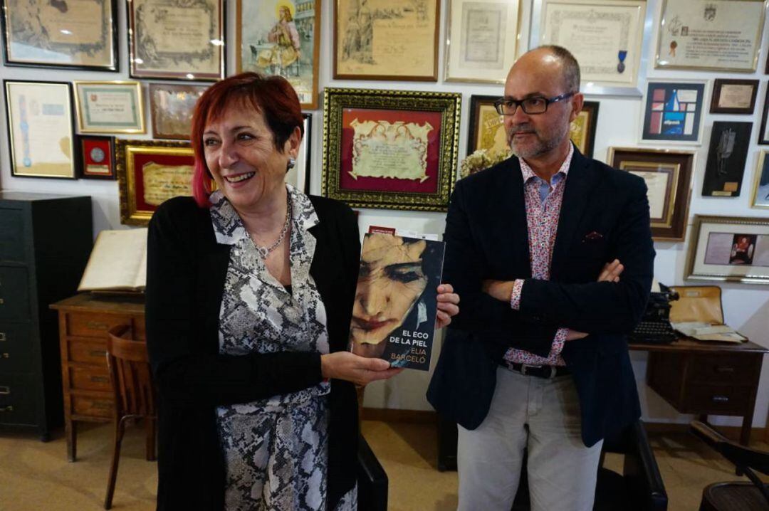 Barceló junto al cronista de Elda, Gabriel Segura y uno de sus últimos libros