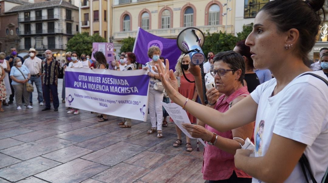 Manifestación en la plaza de la Constitución de Málaga en repulsa por el asesinato machista de Oxana en Rincón de la Victoria 