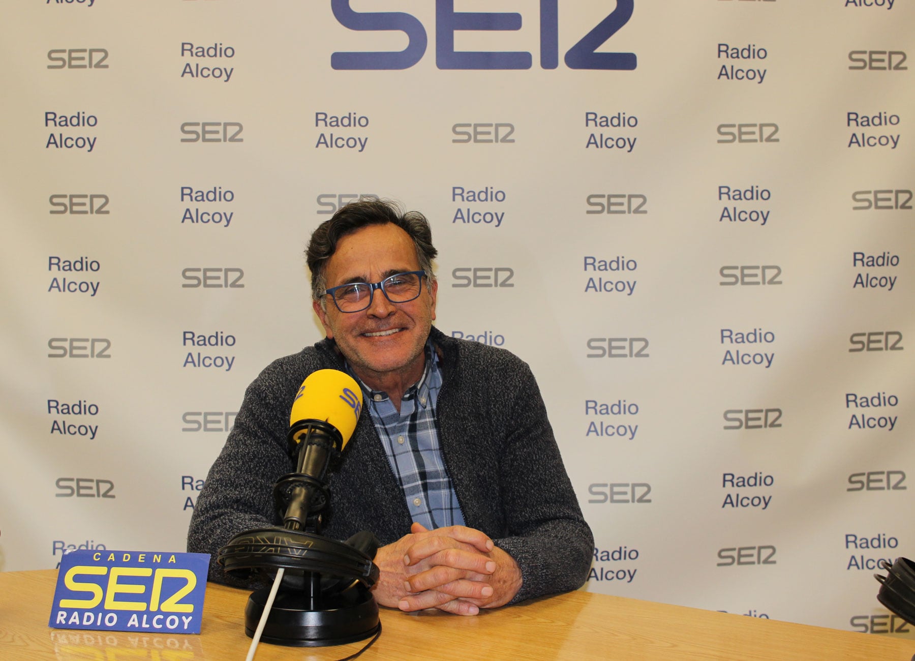 El fotògraf Xavi Terol, en l&#039;estudi central de Radio Alcoy