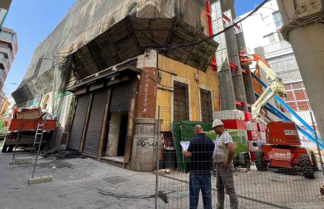 Trabajos previos en los edificios de la calle María Cristina en Córdoba donde se ha previsto construir un albergue con 34 habitaciones