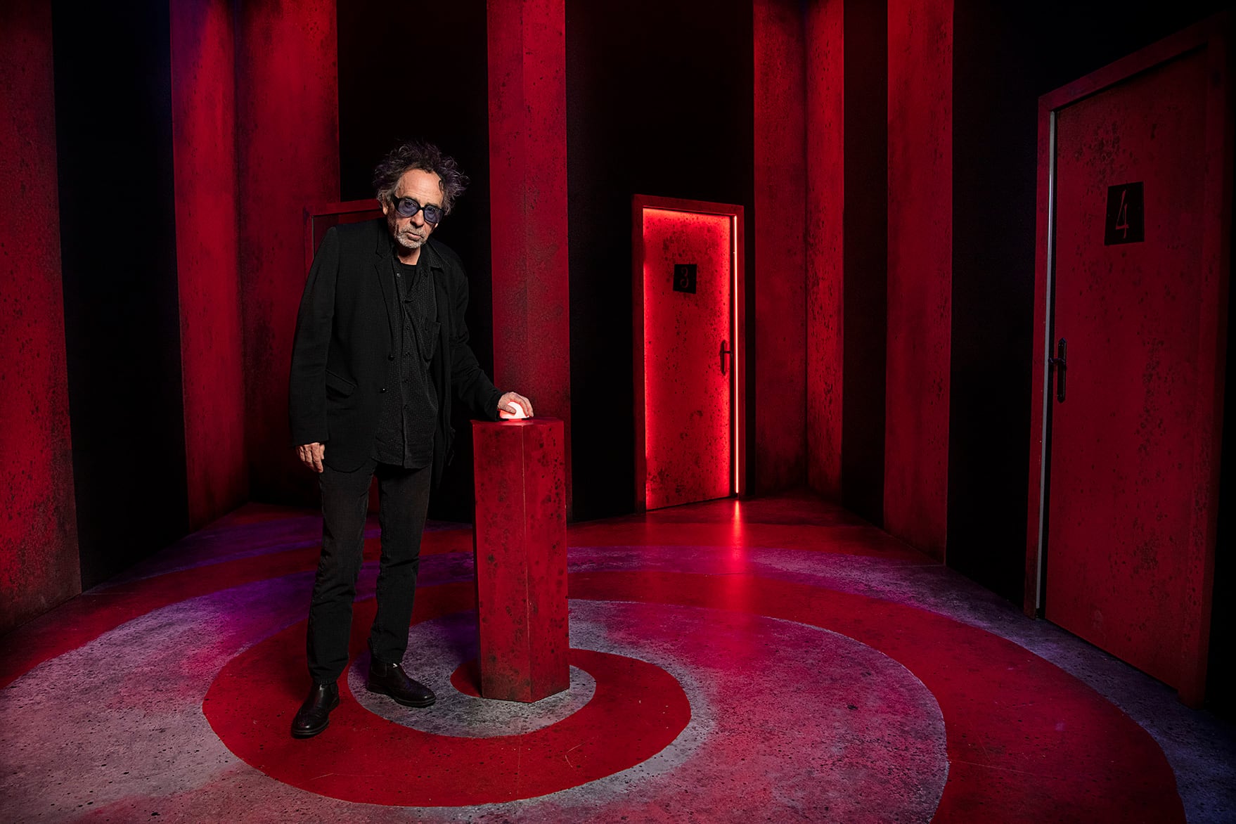 Tim Burton inauguró este miércoles en Madrid &quot;El laberinto&quot;, un viaje inmersivo a su universo creativo, en el que conviven sus personajes más icónicos, de la Novia Cadáver a Eduardo Manostijeras, con otros nunca vistos