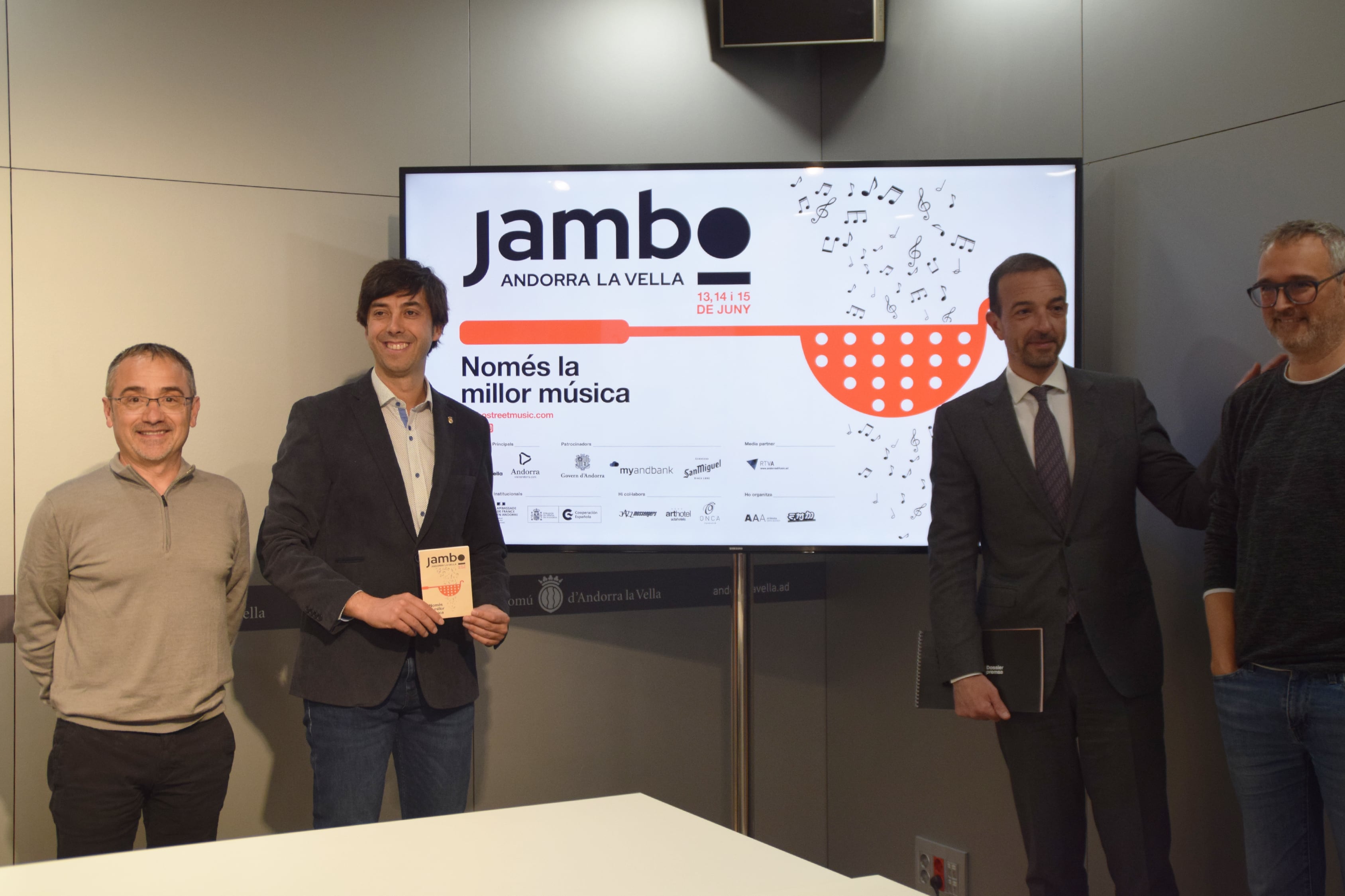 El ministre de Turisme i Comerç, Jordi Torres, i el cònsol major d'Andorra la Vella, Sergi González, amb els organitzadors del Jambo, Oriol Vilella i Toni Colom
