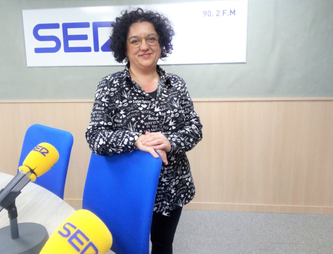 Virtudes Hernández en el estudio de Radio Elda al finalizar la seción "La Farmacia en tu radio"