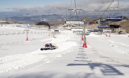 Máquinas pisapistas preparando la zona de la estación de esquí de Sierra Nevada con la que Cetursa inaugurará la temporada el próximo 28 de noviembre