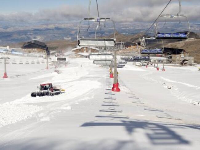Máquinas pisapistas preparando la zona de la estación de esquí de Sierra Nevada con la que Cetursa inaugurará la temporada el próximo 28 de noviembre