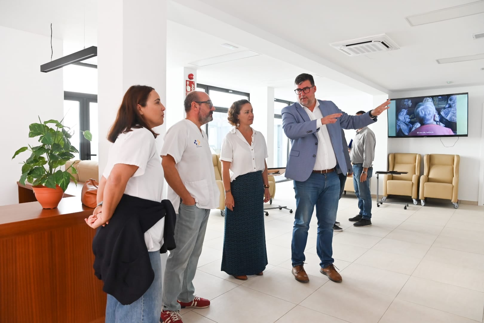 El alcalde de San Bartolomé, Isidro Pérez, explicando las características del centro.