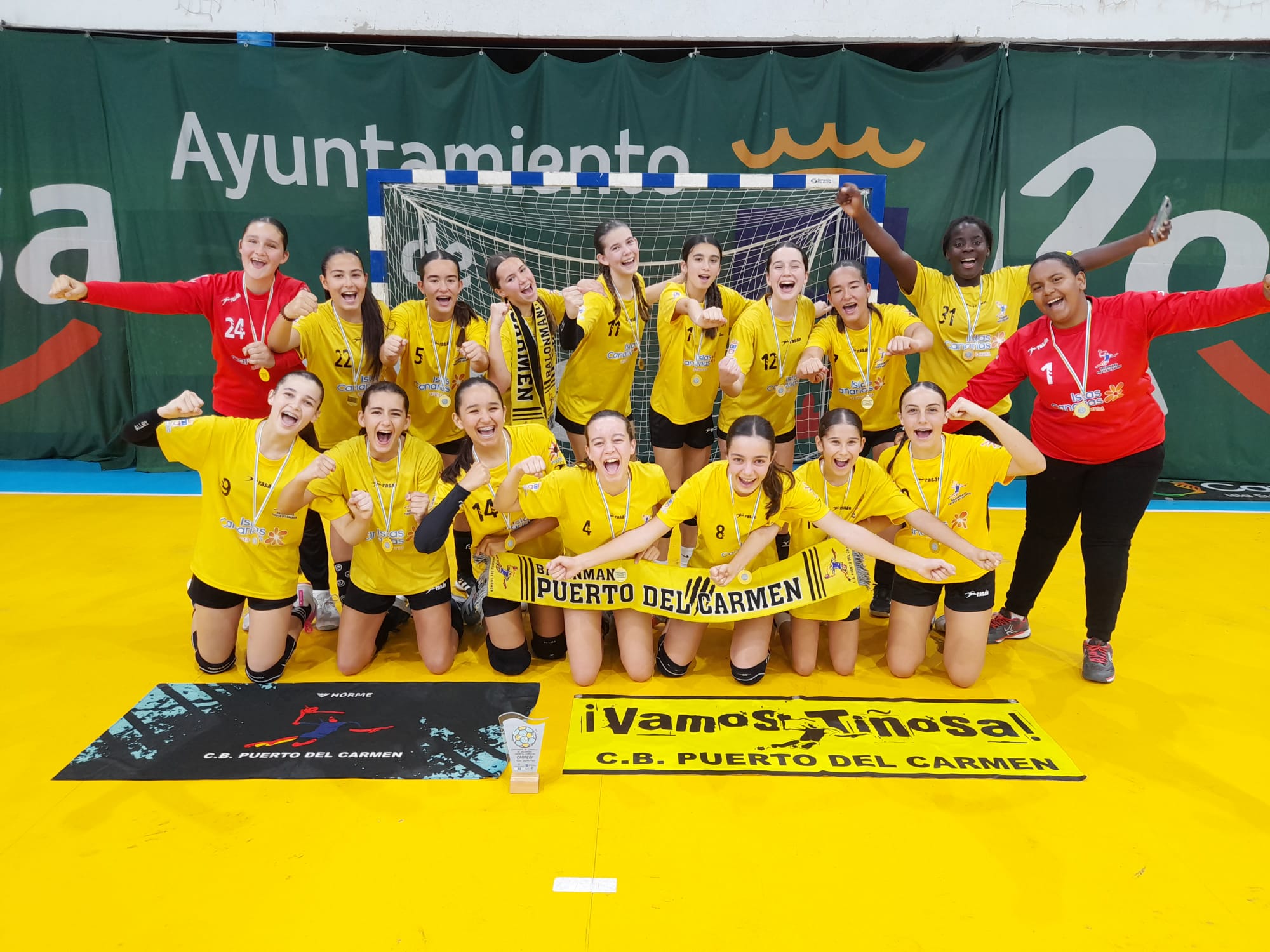 Las infantiles del Lanzarote Puerto del Carmen de balonmano.