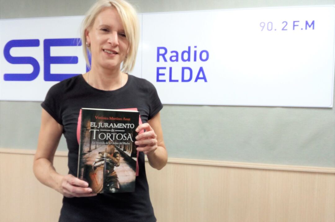 La autora, con un ejemplar de su novela “El Juramento de Tortosa: La Orden del Hacha”.