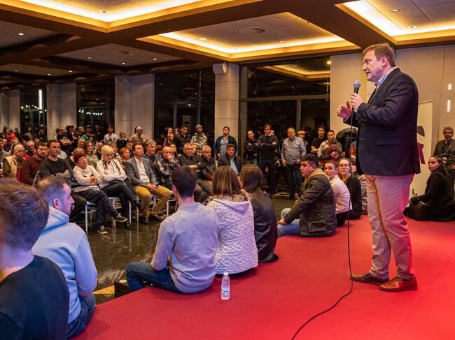 LOGROÑO, 22/02/2023.- El exsecretario general del PP, exdiputado popular e impulsor del nuevo partido, Alberto Bretón (d), en el acto oficial de presentación, este miercoles en Logroño, del nuevo partido político Por La Rioja, que concurrirá a las próximas elecciones municipales y autonómicas. EFE/Raquel Manzanares