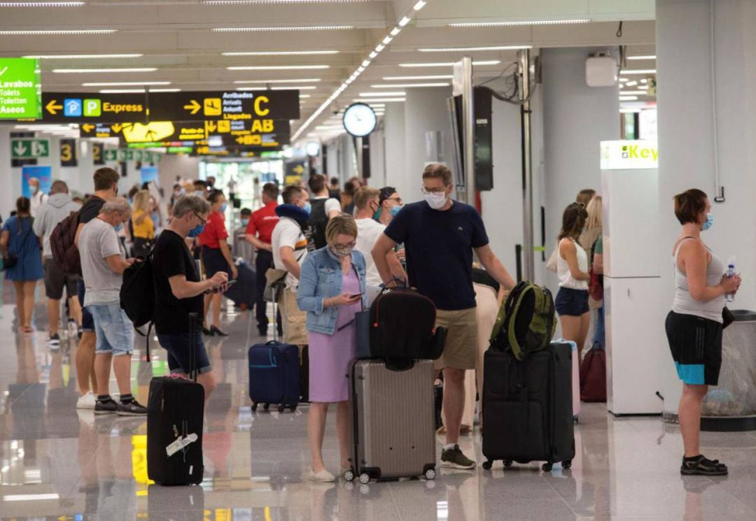 Turistas en el aeropuerto de Palma