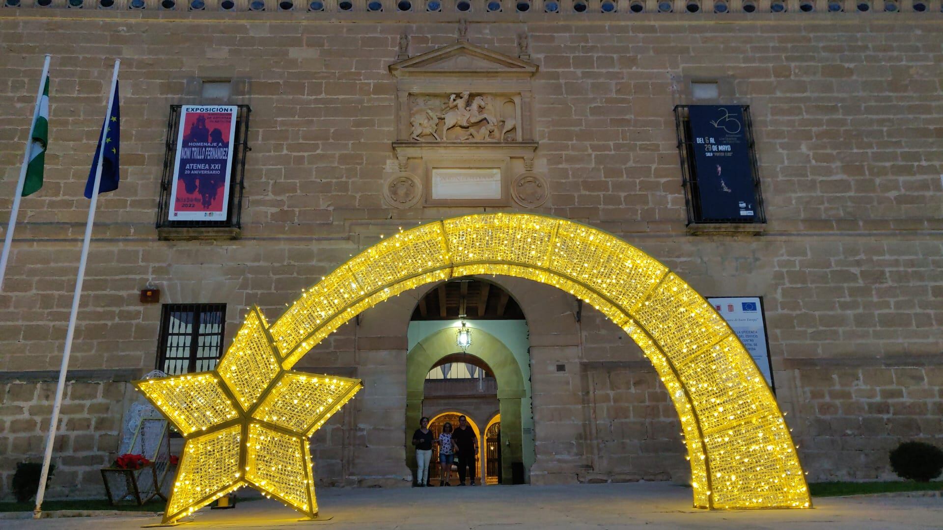 Una gran estrella ilumina el acceso principal del Hospital de Santiago