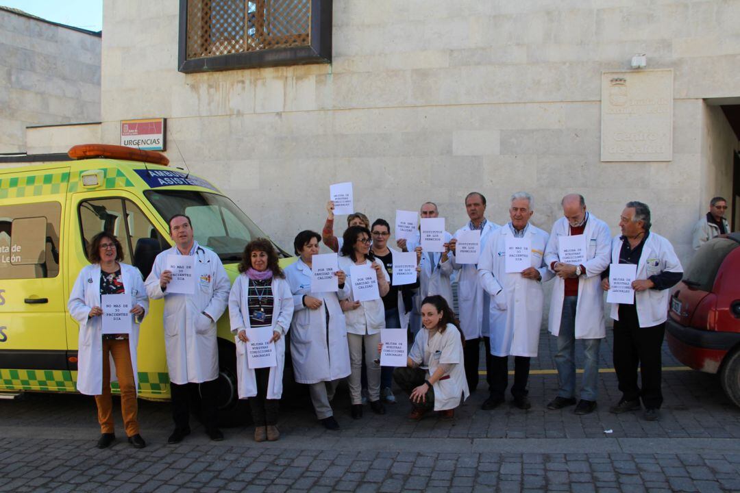 El personal sanitario de Cuéllar se concentra a las puertas del Centro de Salud