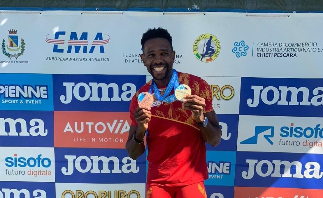 Udy Erete con las dos medallas en el campeonato