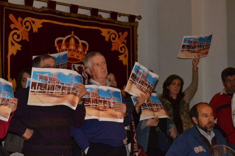 Varios vecinos acudieron al último Pleno de Alcázar a pedir la finalización de las obras de la residencia
