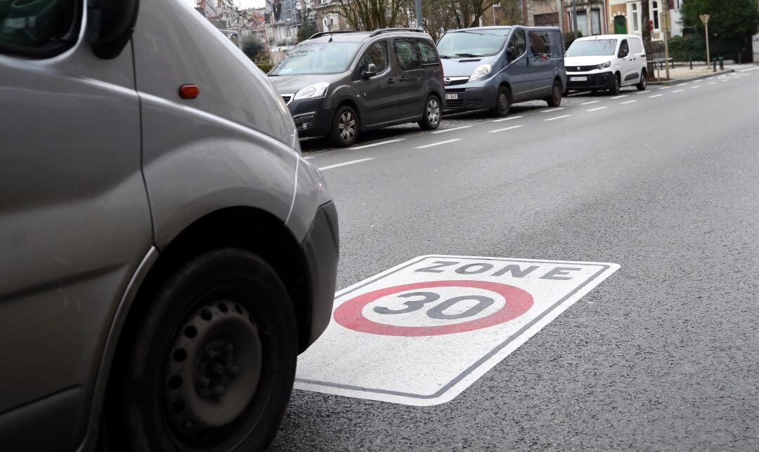 Imagen de archivo de una calle con un límite de velocidad máximo de 30 kilómetros hora.