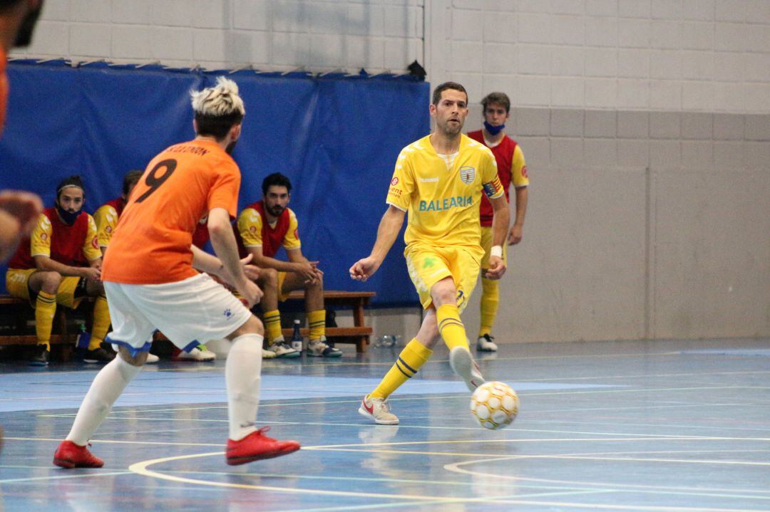 Curro dando un pase.