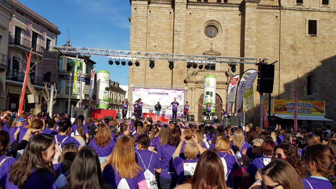 Calentamiento previo a la carrera en la plaza de España