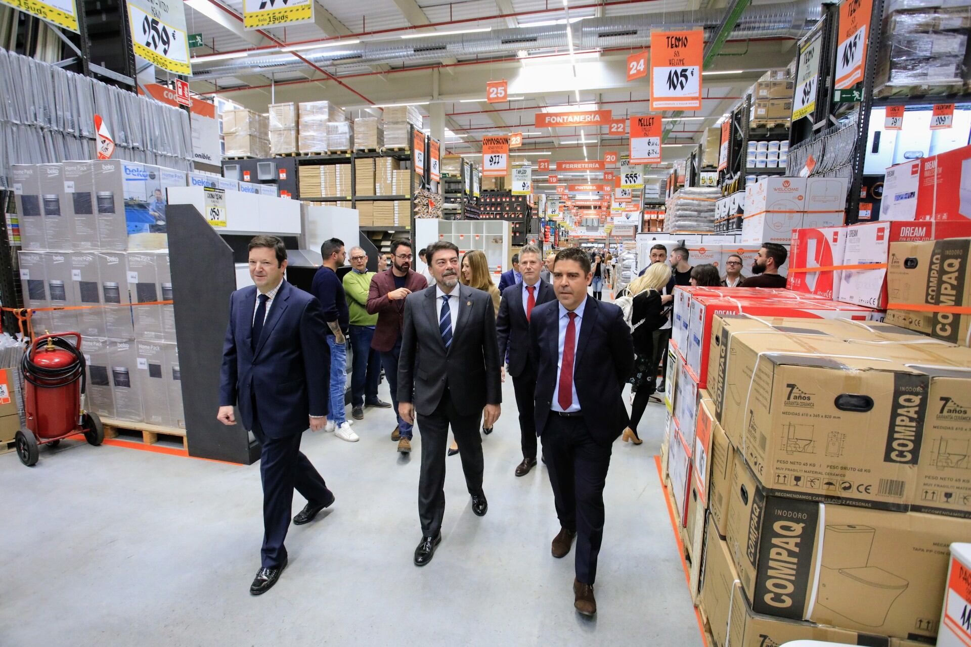 El alcalde Luis Barcala inaugurando la nueva tienda de ObraMat Alicante, junto con los responsables de la mercantil