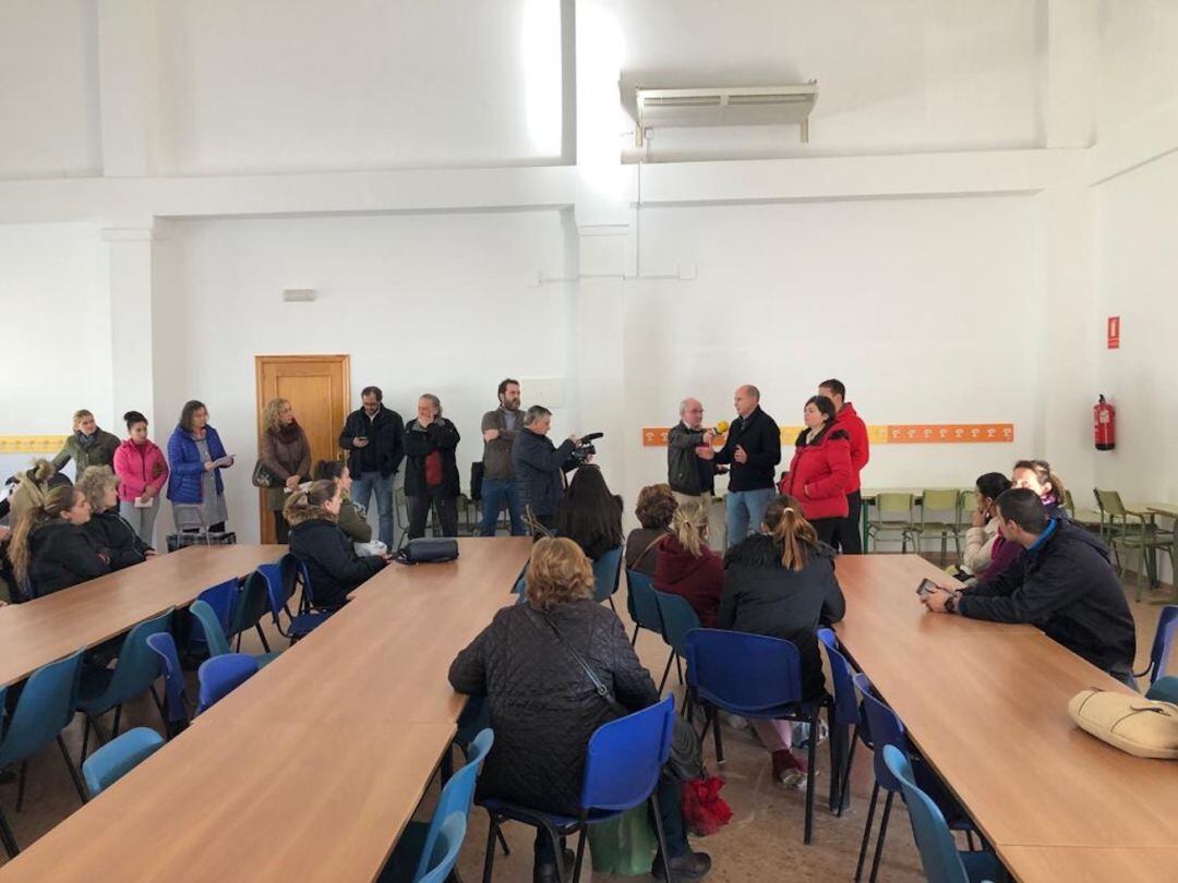 Momento de la intervención del alcalde, José Luis HIdalgo, ante madres y padres, en presencia de concejales y técnicos