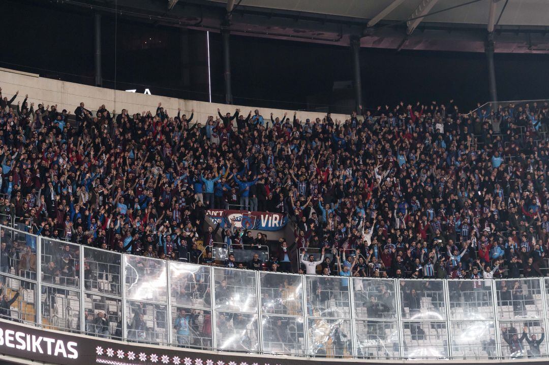 La afición del Trabzonspor K. durante un partido de la pasada temporada en el estadio del Besiktas J.K.