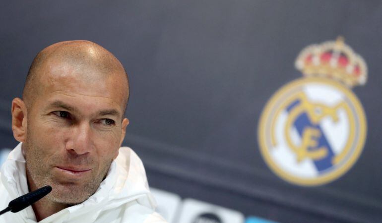 Zidane comparece ante los medios en la sala de prensa de Valdebebas