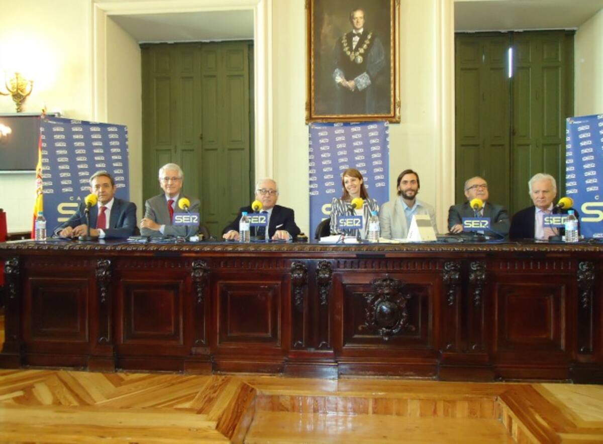 A ambos lados de Macarena Berlín, los cinco presidentes de la sala del Tribunal Supremo: Francisco Marín Castán, de la Sala de lo Civil; Juan Saavedra, de la Sala de lo Penal; José Manuel Siera, de la Sala de lo Contencioso; Jesús Gullón, de la Sala de lo